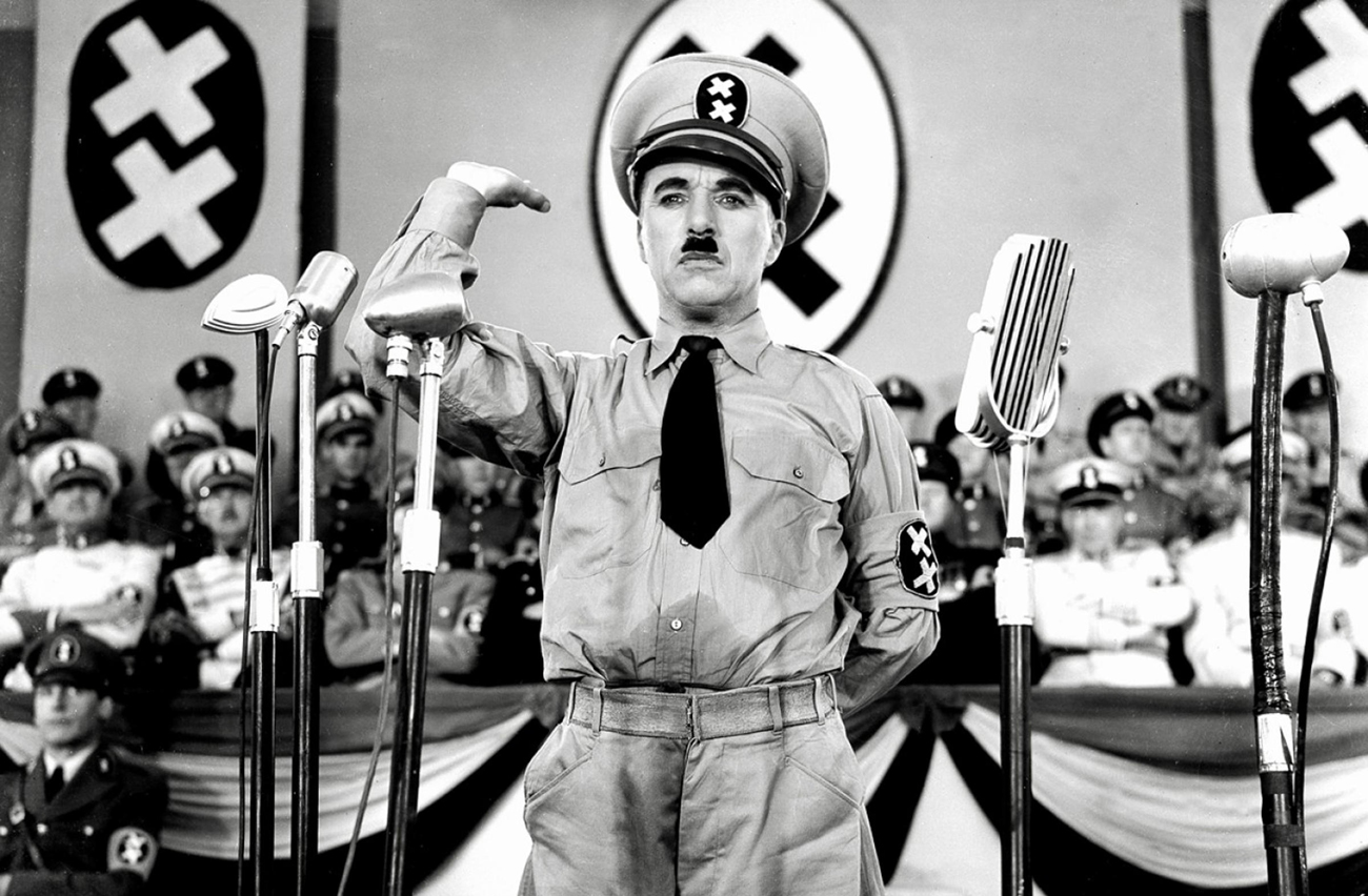 Svartvit bild av Charlie Chaplin i filmen Diktatorn från 1940